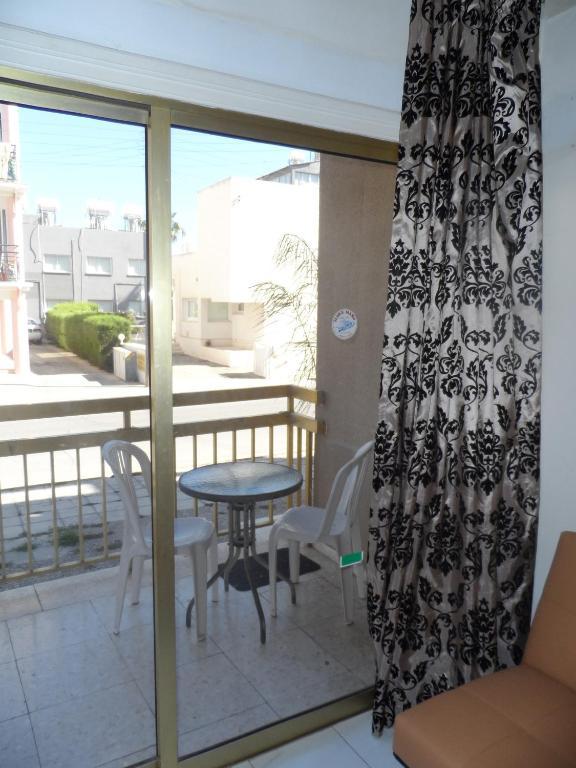 Geotanya Apartments Лимасол Стая снимка